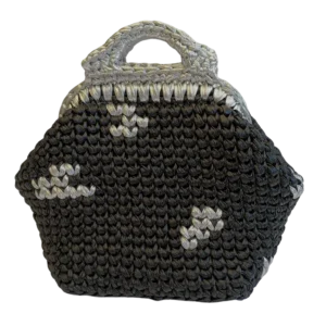 Bolso de fiesta original de crochet vegano confeccionado con lycra metalizada, con cierre metálico tipo boca de lobo y acabado brillante.