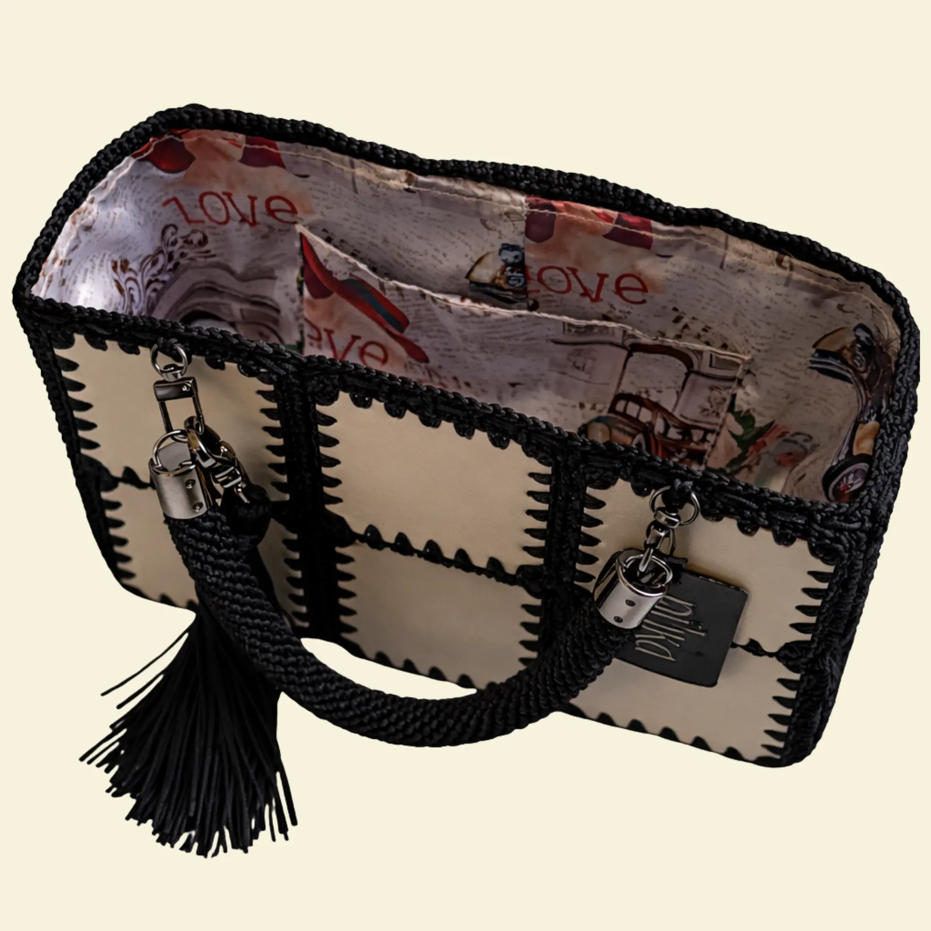 Interior del bolso de mano Nur con cuerpo de piel vegana y crochet.