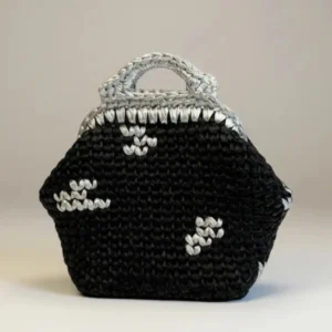 Bolso de fiesta original Zehra en crochet negro y plata.