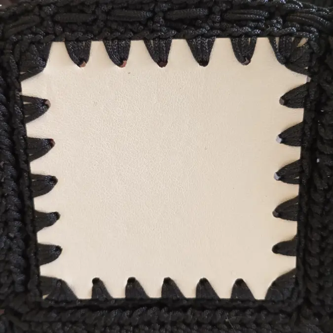 Detalle de piel vegana y crochet negro del bolso Nur