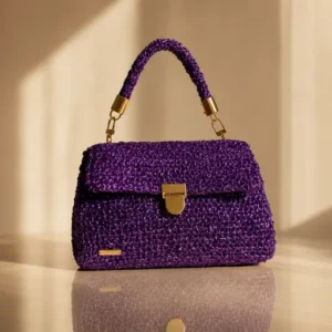Bolso de crochet morado Naz con asa superior.